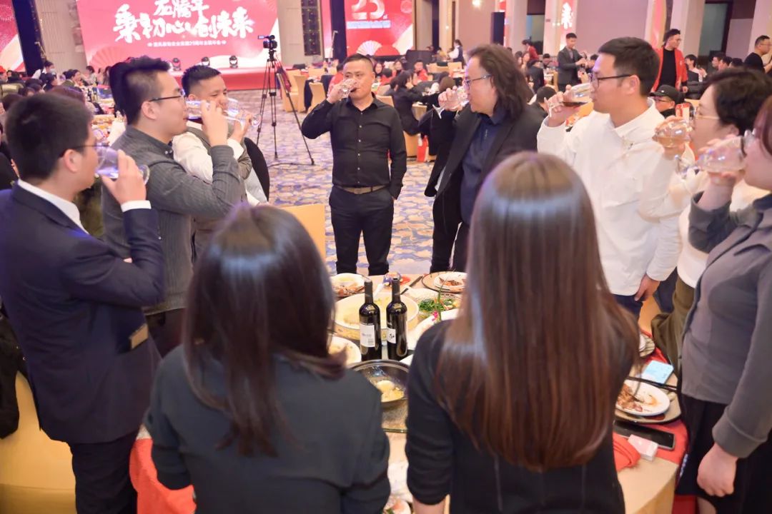 龍騰年·秉初心·創(chuàng)未來(lái)|清風(fēng)裝飾25周年主題年會(huì)圓滿(mǎn)成功！