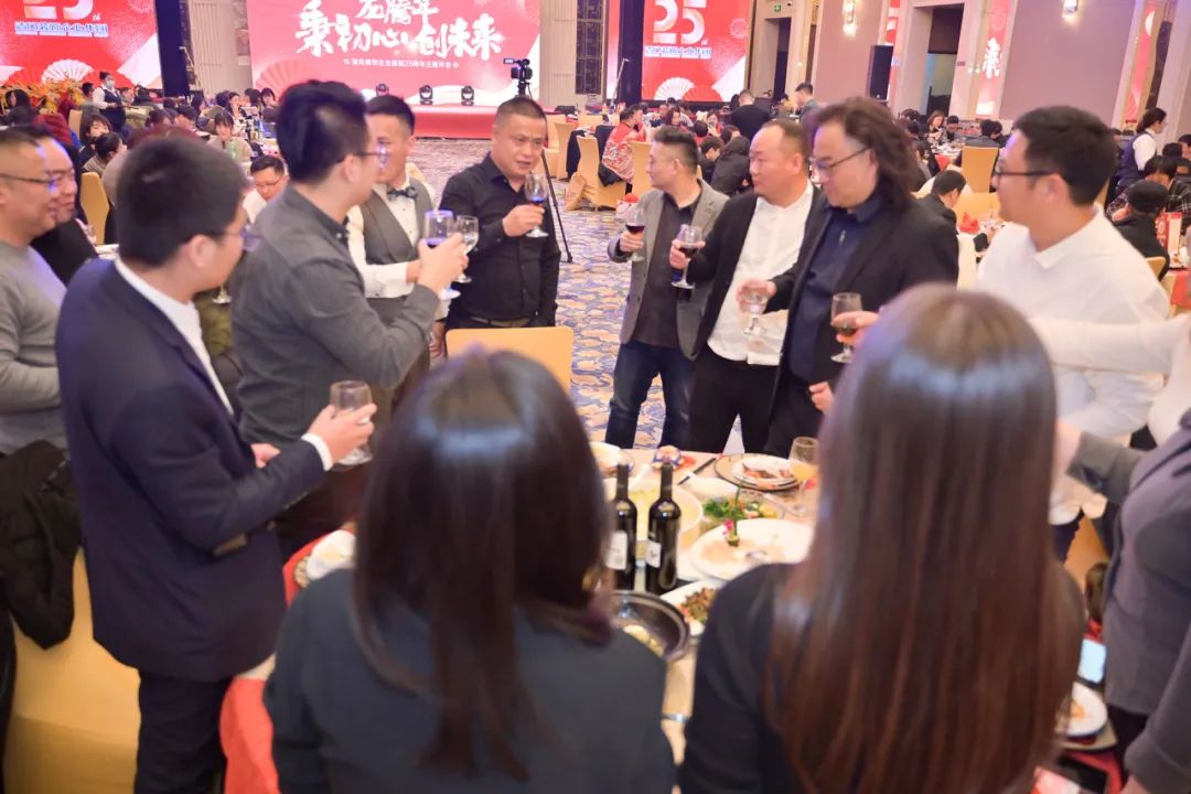 龍騰年·秉初心·創(chuàng)未來(lái)|清風(fēng)裝飾25周年主題年會(huì)圓滿(mǎn)成功！