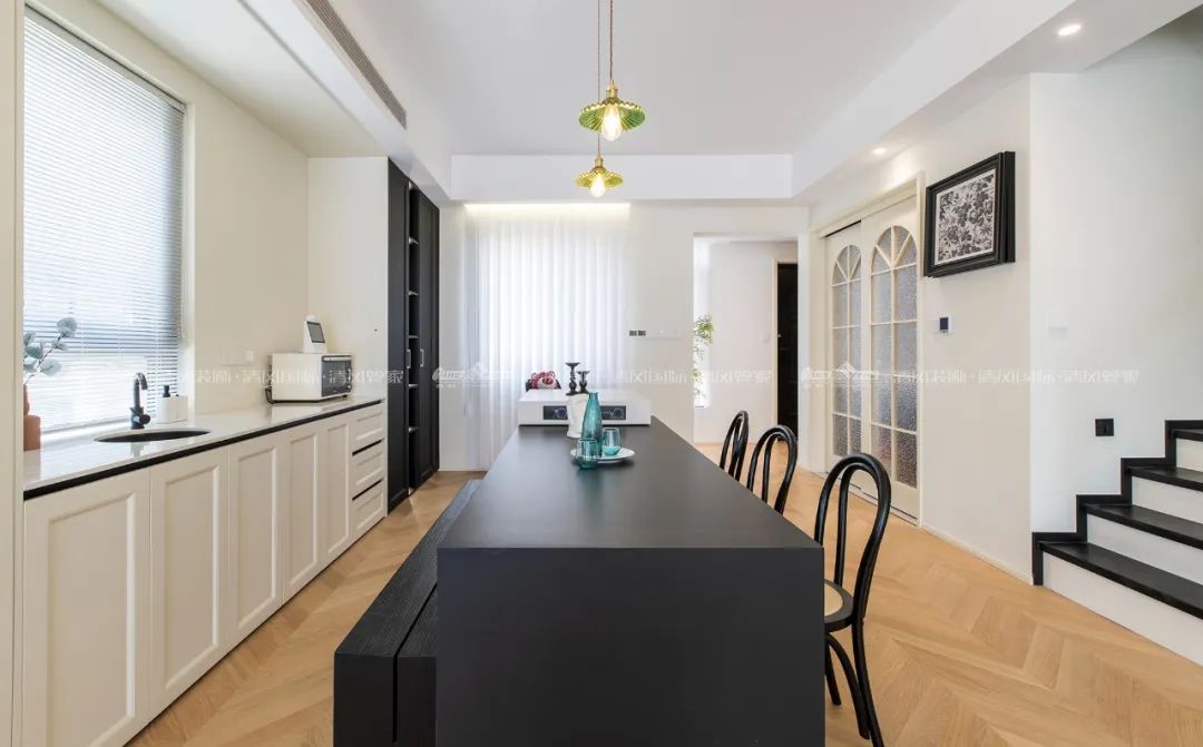 賞·析|300㎡輕法混搭風(fēng)，時(shí)尚溫馨感拉滿！