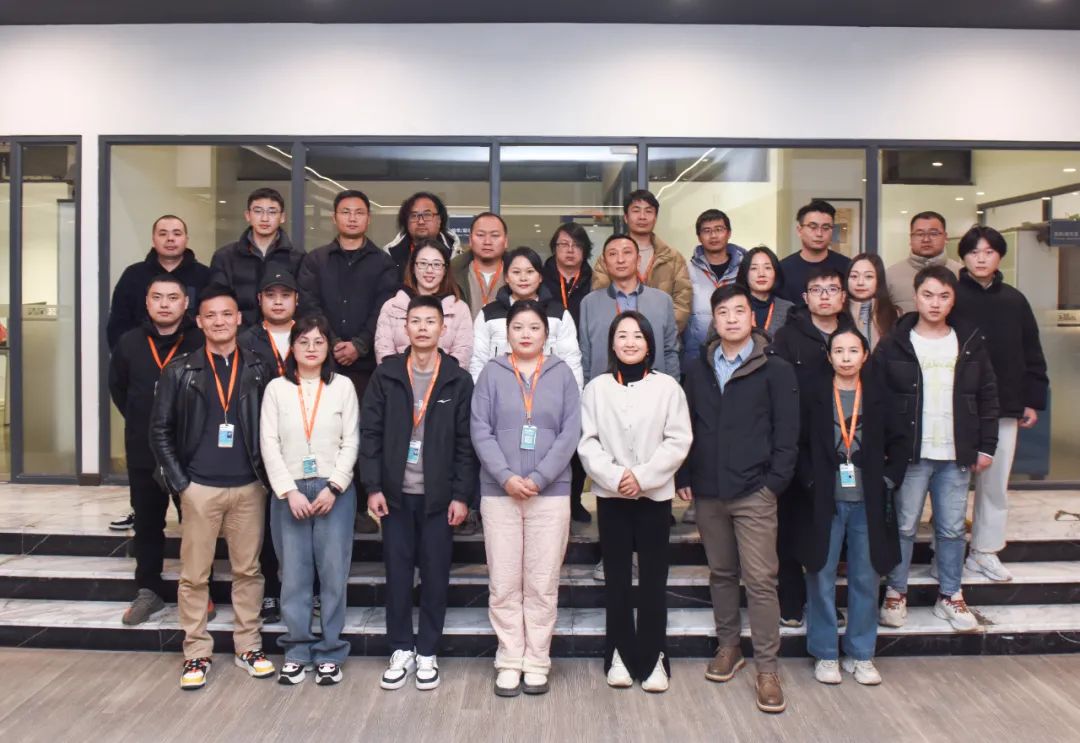 清風(fēng)裝飾企業(yè)集團(tuán)祝大家元旦快樂(lè)，2025鴻運(yùn)當(dāng)頭！