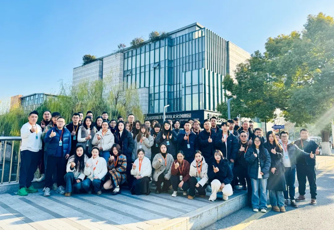 清風(fēng)裝飾企業(yè)集團(tuán)祝大家元旦快樂(lè)，2025鴻運(yùn)當(dāng)頭！