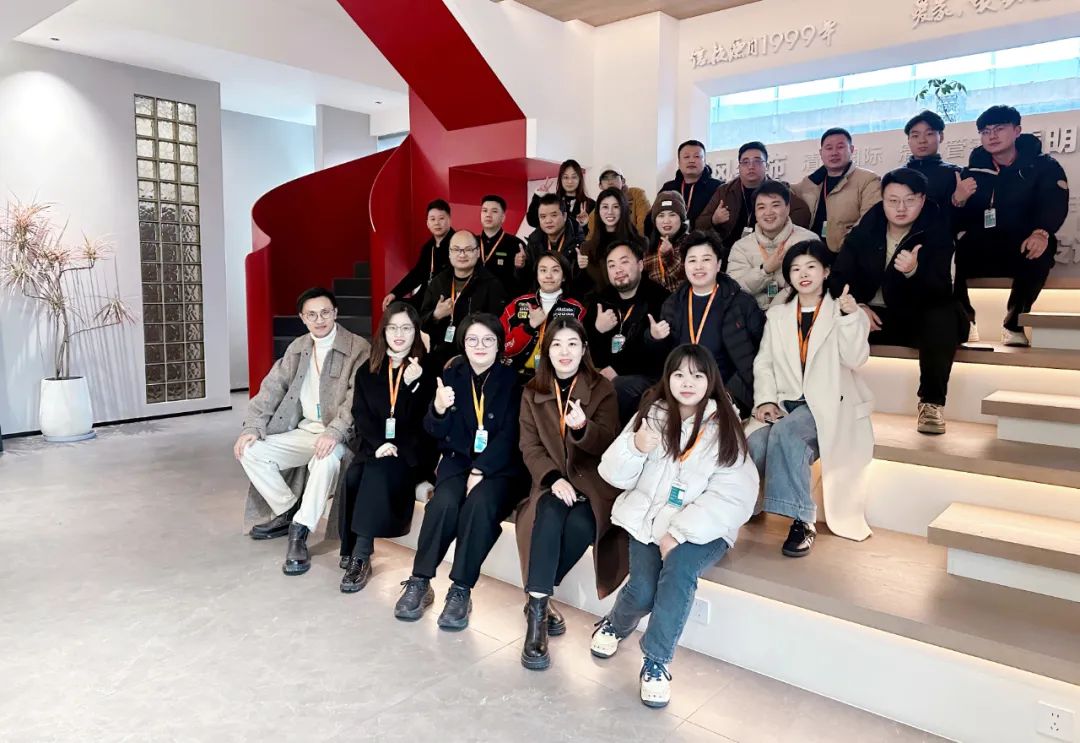 清風(fēng)裝飾企業(yè)集團(tuán)祝大家元旦快樂(lè)，2025鴻運(yùn)當(dāng)頭！