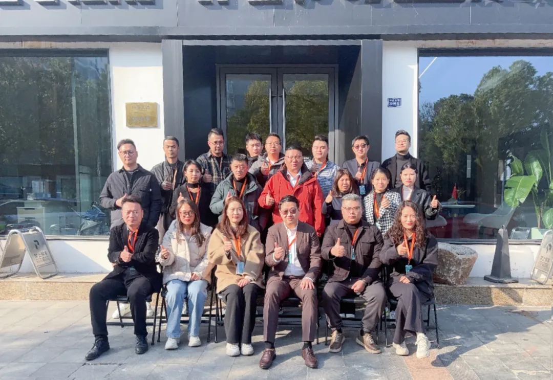 清風(fēng)裝飾企業(yè)集團(tuán)祝大家元旦快樂(lè)，2025鴻運(yùn)當(dāng)頭！